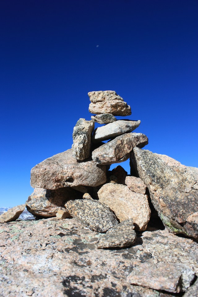 A cairn on the route between Bierstadt and Evans.
